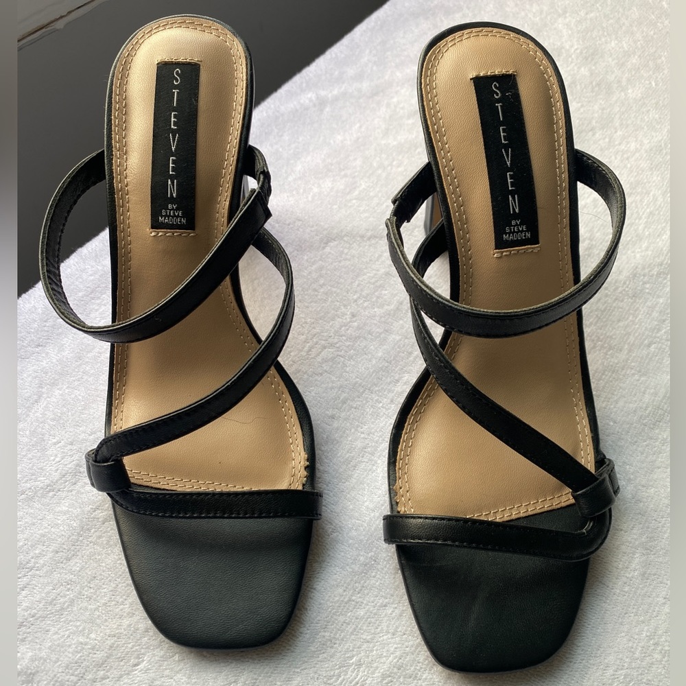 Size 7 1/2 heel. Not a super tall height. Black